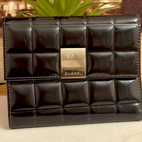 Authentic CHANNEL Bifold wallet..Nice pice In good condition a stunning - Picture 1 of 15